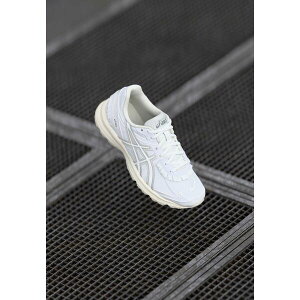 アシックス メンズ スニーカー シューズ JOG 100S UNISEX - Trainers - white