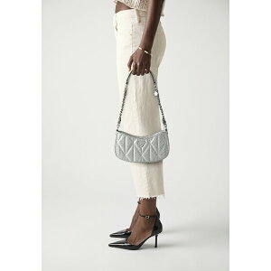 QX fB[X V_[obO obO ALDINA TOP ZIP SHOULDER BAG - Cross body bag - silver-coloured