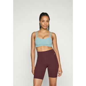 iCL fB[X tBbglX X|[c ALATE TRACE BRA - Light support sports bra - cannon/white