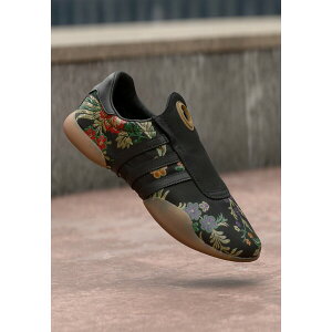 AfB_XIWiX fB[X Xb|E[t@[ V[Y TAEKWONDO MEI - Slip-ons - core black/gold metallic