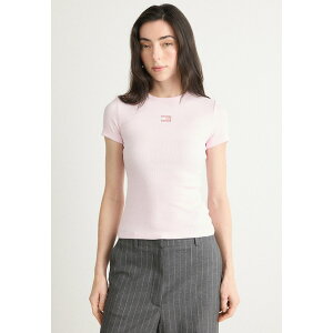 �g�~�[�q���t�B�K�[ ���f�B�[�X T�V���c �g�b�v�X SLIM BADGE TEE - Basic T-shirt - light pink