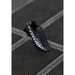 �i�C�L ���f�B�[�X �X�j�[�J�[ �V���[�Y SHOX TL FADE - Trainers - off noir/white/black