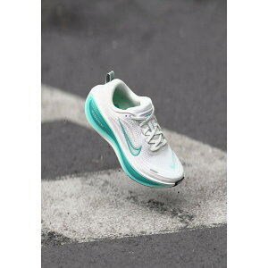iCL fB[X tBbglX X|[c VOMERO PLUS - Road running shoes - white/bleached turquoise/mint foam/barely green/washed teal