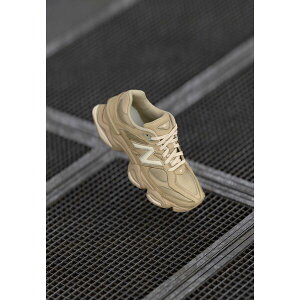 �j���[�o�����X ���f�B�[�X �X�j�[�J�[ �V���[�Y U9060 SATIN - Trainers - beige