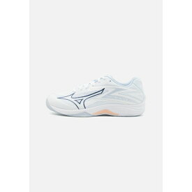 ミズノ レディース フィットネス スポーツ THUNDER BLADE Z - Volleyball shoes - white/halogenblue/peachparfait