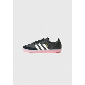 AfB_XIWiX fB[X tBbglX X|[c SAMBA LICENSED UNISEX - Indoor football boots - core black/footwear white/bliss pink
