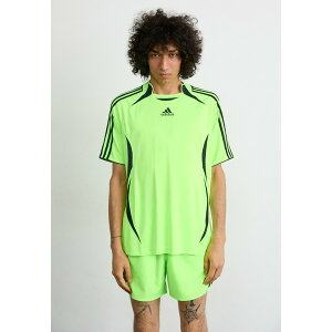 アディダスオリジナルス メンズ サンダル シューズ TEAMGEIST TEE - Print T-shirt - signal green/black