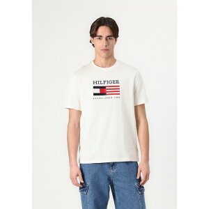 トミー ヒルフィガー メンズ サンダル シューズ AMERICANA MONOTYPE FLAG BOX TEE UNISEX - Print T-shirt - ivory petal
