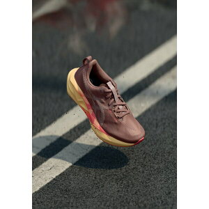 AVbNX fB[X ejX X|[c NOVABLAST 5 - Road running shoes - rubble red/fawn