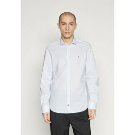 トミー ヒルフィガー メンズ シャツ トップス MICRO PRINT SHIRT - Formal shirt - optic white/light blue