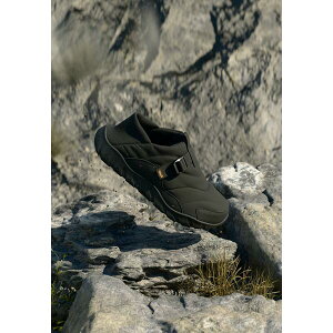 eo Y tBbglX X|[c REEMBER CAMP - Hiking shoes - black