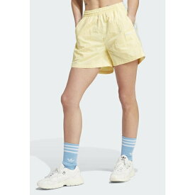 アディダスオリジナルス レディース カジュアルパンツ ボトムス ISLAND CLUB - Shorts - almost yellow