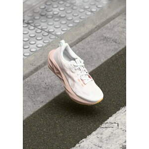 �A�V�b�N�X ���f�B�[�X �t�B�b�g�l�X �X�|�[�c NOVABLAST 5 - Road running shoes - white/fawn