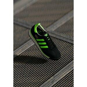 �A�f�B�_�X�I���W�i���X �����Y �X�j�[�J�[ �V���[�Y SL 72 RS UNISEX - Trainers - core black/solar green/off white