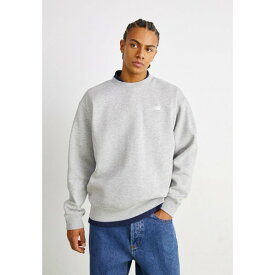 ニューバランス メンズ パーカー・スウェットシャツ アウター SPORT ESSENTIALS SMALL LOGO BRUSHED CREW - Sweatshirt - athletic grey
