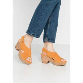 クラークス レディース サンダル シューズ MARITSA LARA - Platform sandals - amber