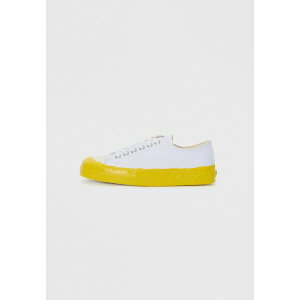 モスキーノ レディース スニーカー シューズ Trainers - bianco