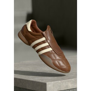 AfB_XIWiX fB[X T_ V[Y TAEKWONDO MEI - Slip-ons - preloved brown/cream white