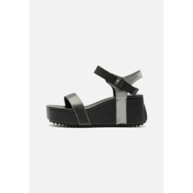 カルバンクライン レディース サンダル シューズ WEDGE BLOCK METALLIC - Platform sandals - black/silver