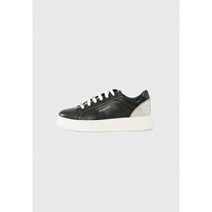 �s���R ���f�B�[�X �X�j�[�J�[ �V���[�Y IRIS - Trainers - black