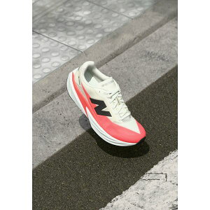 �j���[�o�����X �����Y �X�j�[�J�[ �V���[�Y FUELCELL REBEL V5 - Road running shoes - urgent red