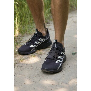 AfB_X ebNX Y oXPbg{[ X|[c VOYAGER 21 TRAVEL - Hiking shoes - core black chalk white grey two