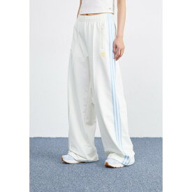 アディダスオリジナルス レディース カジュアルパンツ ボトムス SPORTS CLUB LOOSE TRACK PANT - Tracksuit bottoms - off white