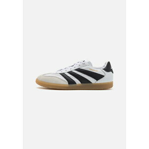 AfB_X Y oXPbg{[ X|[c PREDATOR FREESTYLE - Indoor football boots - footwear white/core black/gold metallic