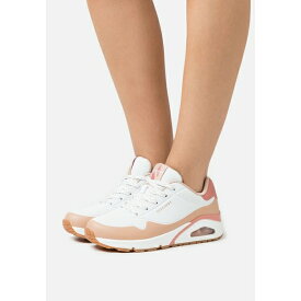 スケッチャーズ スポーツ レディース スニーカー シューズ UNO - Trainers - white/coral/tan