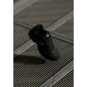 j[oX Y Xj[J[ V[Y U2002 UNISEX - Trainers - black