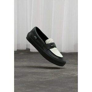 oY fB[X Xb|E[t@[ V[Y SKATE LOAFER UNISEX - Trainers - black/white