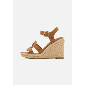 トミー ヒルフィガー レディース サンダル シューズ WEDGE - Wedge sandals - cognac brown