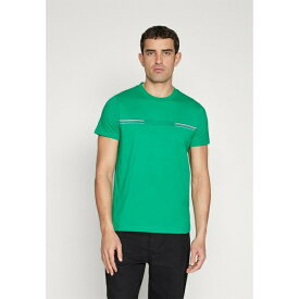 トミー ヒルフィガー メンズ Tシャツ トップス STRIPE CHEST TEE - Print T-shirt - olympic green