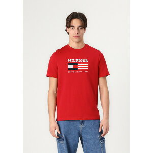 トミー ヒルフィガー メンズ サンダル シューズ AMERICANA MONOTYPE FLAG BOX TEE UNISEX - Print T-shirt - medium red