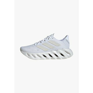AfB_X fB[X tBbglX X|[c SWITCH FWD - Road running shoes - cloud white metalic dash grey