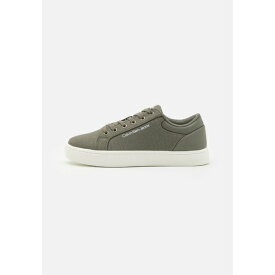 カルバンクライン メンズ サンダル シューズ CLASSIC CUPSOLE - Trainers - dusty olive/bright white