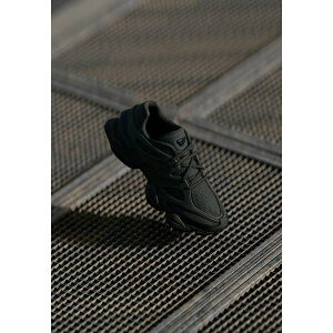 �j���[�o�����X ���f�B�[�X �X�j�[�J�[ �V���[�Y U9060 UNISEX - Trainers - black cement