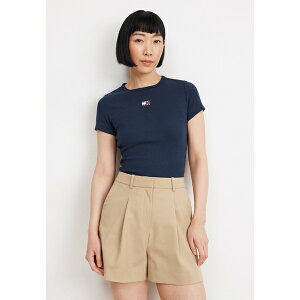 �g�~�[�q���t�B�K�[ ���f�B�[�X T�V���c �g�b�v�X SLIM BADGE TEE - Basic T-shirt - dark night navy
