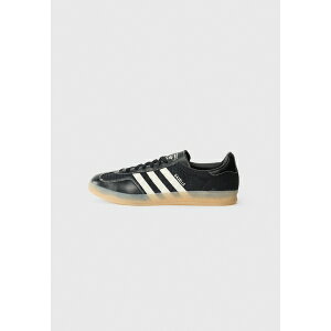 AfB_XIWiX Y T_ V[Y GAZELLE UNISEX - Trainers - core black/off white/magic beige