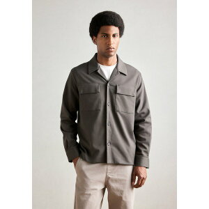 A\j[[g Y T_ V[Y REGULAR FIT WITH LOGOED METAL BADGE - Light jacket - dark green