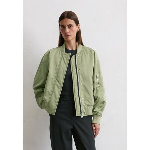 }R|[ fB[X WPbgu] AE^[ MARC OPOLO X DFB TRAVEL COLLECTION BLOUSON, KNITTED DETAILS, CONTRAST LINING, WELT POCKETS - Bomber Jacket - smooth sage