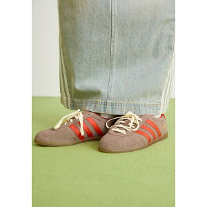 AfB_XIWiX fB[X Xj[J[ V[Y GAZELLE LO PRO - Trainers - earth strata/collegiate orange/gum
