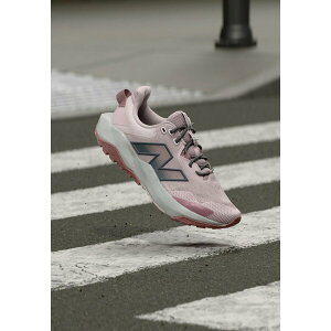 �j���[�o�����X ���f�B�[�X �X�j�[�J�[ �V���[�Y NITREL V6 - Trail running shoes - stone pink