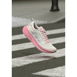 �A�f�B�_�X ���f�B�[�X �t�B�b�g�l�X �X�|�[�c SUPERNOVA GLIDE - Road running shoes - core white/silver-coloured metallic/white