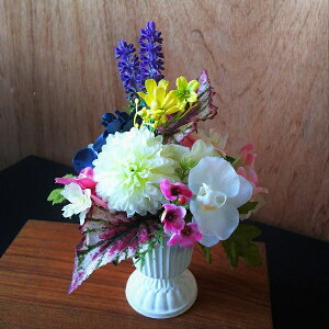 淡雪 お供え花 お彼岸 お悔やみ お供え 仏花 御命日 法事 四十九日 一周忌 花飾り アーティフィシャルフラワー アレンジ 淡い花色 胡蝶蘭 マム アジサイ 小花 白い花器 クラクラッシックな形