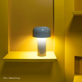 フロス FLOS ベルホップ T BELLHOP T テーブルランプ 充電式 ポータブル LED ライト カラー：6色 デザイン：Barber Osgerby micro USB 内蔵型 調光スイッチ付き 最長24時間点灯 照明 イタリア