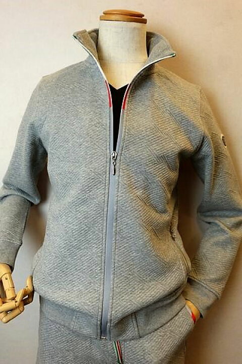 楽天市場】【セール30%OFF】 ヴィオラ 【トラックジャケット】【2020秋冬新作】【メンズウェア】【ジャージジャケット】【ヴィオラ服】 エンボス総柄トラックジャケット グレー VIOLA : フォーシーズン・ギャラリー 楽天市場】【セール30%OFF】 ヴィオラ 【トラックジャケット】【2020秋冬新作】【メンズウェア】【ジャージジャケット】【ヴィオラ服】 エンボス総柄トラックジャケット グレー VIOLA : フォーシーズン・ギャラリー
