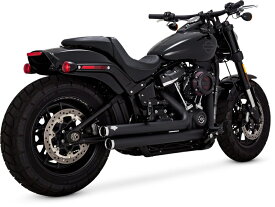 【18002582】 VANCE＆HINES ビッグショット スタッガード ブラック：2018年以降ソフテイルモデルに適合（但しFLFB/S、FXBR/S、FXDRSは除く）＊2018年以降FLSB、FLHC/S、FXLRST、FLDEで純正のサドルバッグを使用する場合、ブラケットが別途必要です。