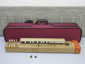 【中古】　手工大正琴 特製 28鍵 ハードケース付き 木目 ナチュラル 8弦 弦楽器 和楽器 伝統楽器 木製 ハープ 楽器 高級