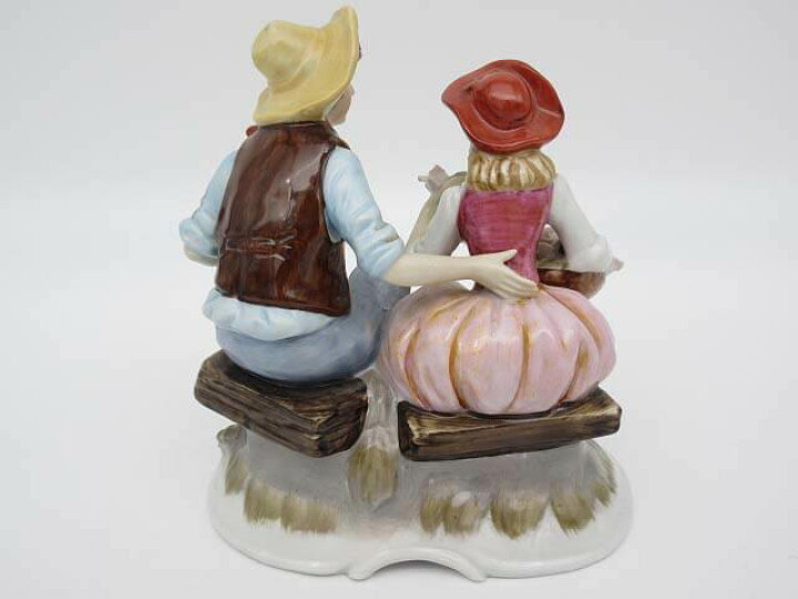 【中古】 西洋陶器 陶器人形 花を摘む男女 ペア デート 帽子 カジュアル 陶器製 置物 オブジェ フィギュア フィギュリン コレクション インテリア KPM? リビング館 ベンチでデートする男女の陶磁器人形